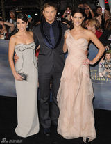 组图：《暮光4》洛杉矶首映 暮光情侣亲密亮相