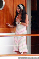 组图：林赛着爆乳吊带裙撕打不慎露半球