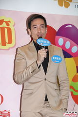 组图：陈豪出席香港小丑节 透露女友与家人过圣诞