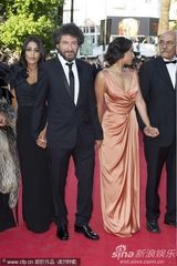 高清组图：《女人之源》首映 吕克-贝松吻娇妻抢镜