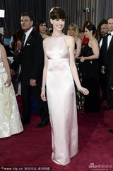 组图：安妮-海瑟薇粉色露背裙 玉肌美艳诱人