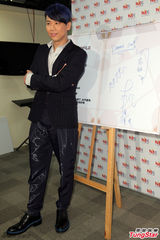 组图：陶喆黑色西服帅气亮相 现场不会写中文