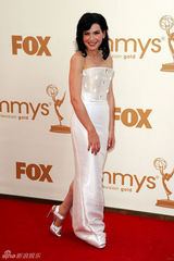 组图：艾美奖红毯 朱丽安娜-玛格丽丝镶钻长裙华贵