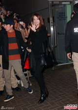 组图：少女时代抵港准备开唱 闪现机场秒杀粉丝