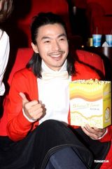 高清组图：李威坐拥美女 宋纪妍化身甜美服务员