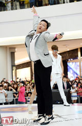 组图：韩歌星Psy与粉丝亲密接触展开激情四射表演