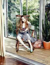 组图：韩歌手IU杂志写真 甜心妹子秀美腿