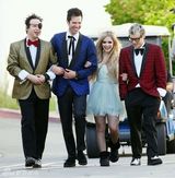 组图：艾薇儿拍MV露短腿 网袜性感烟熏装魅惑