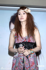 幻灯：伊能静哽咽用新歌写心情 离婚后首度面对媒体