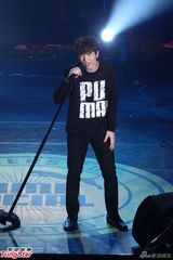 组图：萧敬腾穿休闲装为运动品牌开唱