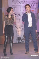 高清图：张智霖等齐聚音乐汇展颁奖 容祖儿夺九奖