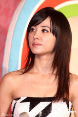 高清图：蔡依林做代言和公仔互动 超短裙装秀美腿