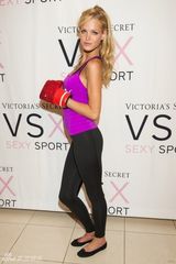 组图：超模艾琳-希瑟顿穿运动背心变性感拳击手