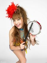 组图：佐佐木希玩变装秀 穿旗袍抱熊猫