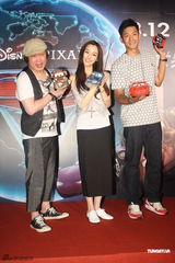 组图：范范黑人参加慈善首映 造人计划顺其自然