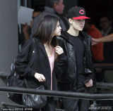 组图：贾斯汀-比伯携女友情侣装现身墨西哥