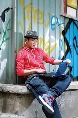 组图：郑恺写真露晒伤肌肤 眉目间显半熟男人味