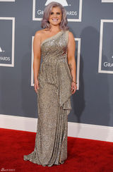 高清组图：格莱美红毯凯莉-奥斯本单肩礼服亮相