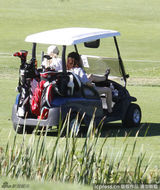 组图：斯图尔特大晒高尔夫球技 挥杆动作英气逼人