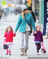 组图：萨拉-帕克牵萌娃上学 衣着亮眼姹紫嫣红