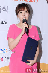 组图：韩女星苏有珍出席庆典 亮粉连衣裙透春意