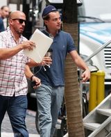 组图：莱昂纳多在片场不满被拍拿伞遮脸