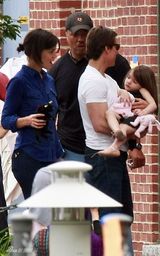 幻灯图集：克鲁斯赶拍新片 老婆带女儿温馨探班