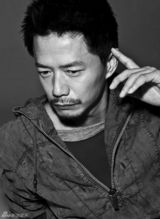 组图：段奕宏拍黑白质感写真 彰显熟男魅力本色