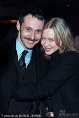 幻灯图：《亨利四世》首映 主创出席举酒杯庆祝