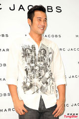 组图：张孝全遇女粉丝爆粗口 快闪结束活动