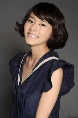 柴碧云夏日写真清新淡雅 露香肩可爱性感(组图)