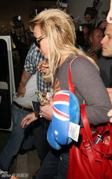 高清组图：布兰妮澳洲演唱会结束 回国遭粉丝围堵