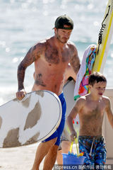 组图：小贝带三子海边冲浪 布鲁克林个头赶老爸