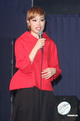 组图：容祖儿睽违11年台北开唱 一身大红烧乌龟