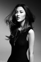 组图：唐艺昕黑白写真曲线玲珑气场逼人