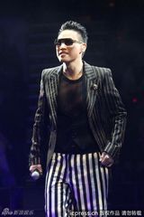 组图：黄伟文作品展开唱 陈奕迅拄拐演唱助阵