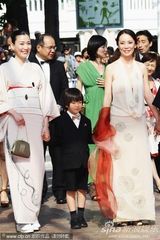 组图：《朱花之月》首映礼 河濑直美携儿子亮相