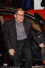 组图：《斯特拉托斯》首映 女主红唇显魅力