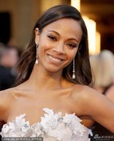 组图：阿凡达女郎佐伊-索尔达娜白色美裙亮相