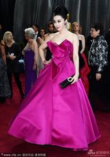 组图：奥斯卡红毯范冰冰粉色礼服大秀香肩雪肤