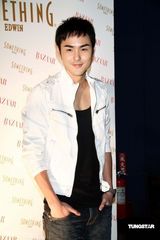 幻灯：阮经天设计牛仔裤 传新戏裸露多拒绝关锦鹏