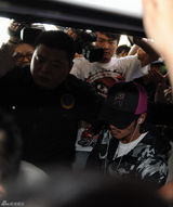 高清组图：谢霆锋抵京现身机场