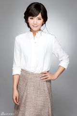 组图：曹曦文香肩红妆魅惑抢镜 柔美当道范儿足