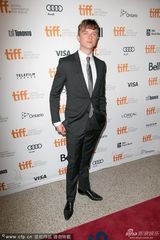 组图：《魔鬼绳结》首映 威瑟斯彭性感露乳沟