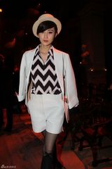 组图：林鹏巴黎时装周玩转换装 梦露造型受追捧