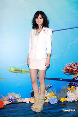 幻灯图：阿Sa(蔡卓妍)否认转投华谊 张家辉将赴青海赈灾