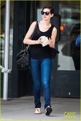 组图：海瑟薇为新片染回深发 买咖啡提神赶戏