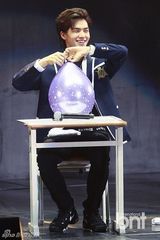 组图：TEENTOP粉丝见面会 卖萌扮女装引爆笑