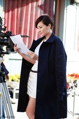 组图：方龄工作花絮照曝光 知性主播气质逼人