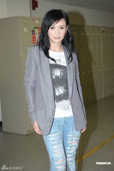 组图：谭咏麟助阵郑裕玲节目 红馆开唱携手杜丽莎